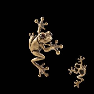 Tree Frog Brooch: Brass